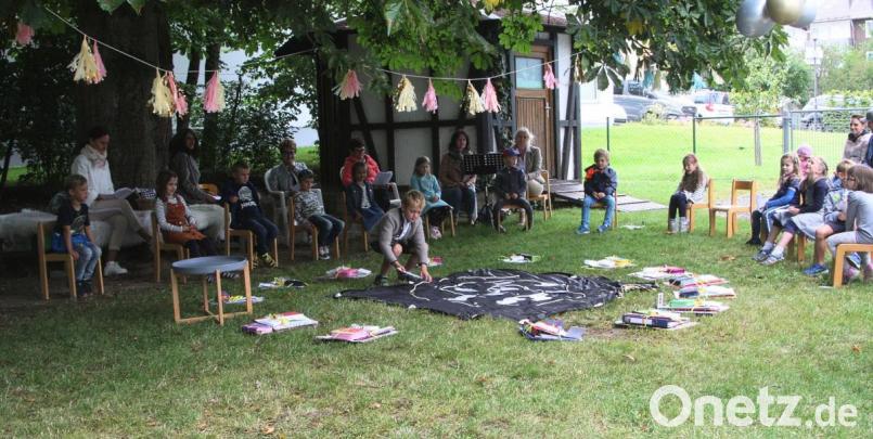 Die symbolischen Fußabdrücke machten aus den leeren Wanderwegen gut besuchte Pfade, deren Ziele die Grundschule darstellen sollten. Bild: wro