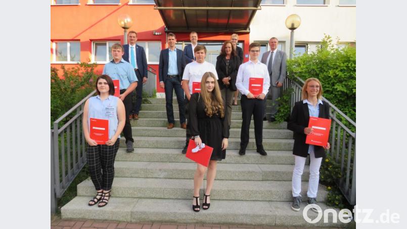 Mit den Klassenlehrern, Rektorin Gabriela Reitinger Maier und den drei Bürgermeistern stellten sich die Klassenbesten der 9. und 10. Abschlussklasse der Mittelschule Altenstadt in gebührendem Abstand zum Erinnerungsfoto. Vorne von links:
Lara Cimbal, Tamara Rottmann und Anja Mai; Zweite Reihe von links: Stefan Gruber, Luca Schumacher und Alexander Rutkowski. Bild: adj