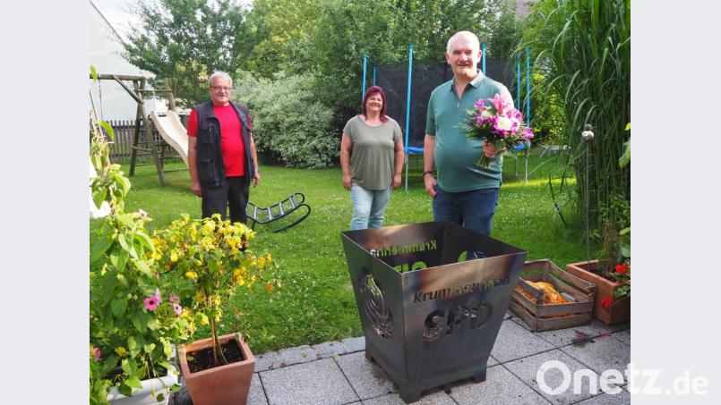 Max Sieder (von links) und Karin Krenkel bedankten sich im Namen des SPD-Ortsvereins bei Uli Roth für seine zwölfjährige Tätigkeit als Bürgermeister. Bild: vsr