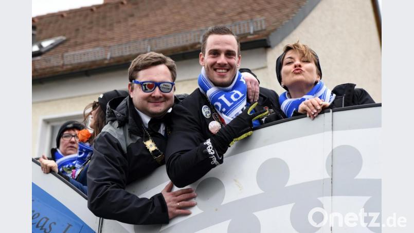 Vorsitzende Tanja Gradl zusammen mit Präsident Georg Krapfl (links) und Vizepräsident Jonas Rehberg auf dem Prunkwagen: Solche Bilder wie beim diesjährigen Faschingsumzug in Neustadt/WN wird es in der kommenden Session nicht geben. Die Faschingsgesellschaft Plößberg hat für 2020/21 alle Veranstaltungen abgesagt. Bild: gb