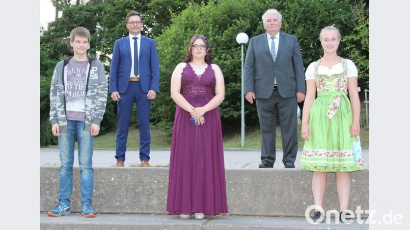 Trotz Corona schafften die M-Zug-Absolventen (vorne, von links) Lukas Steiner (M 10 b), Anja Gradl und Leni Richtmann (beide M 10 a) beste Prüfungsnoten. Rektor Jürgen Bayer und Zweiter Bürgermeister Peter Gold (hinten, von links) gratulierten. Bild: heb