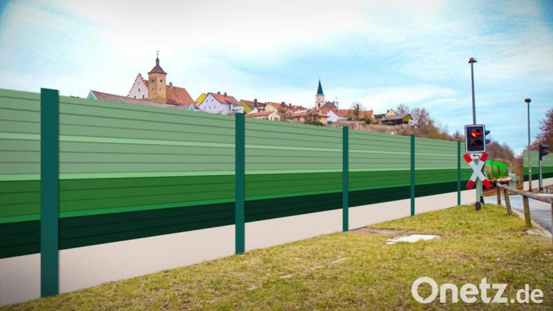 Wände quer durch die Stadt, auch vor der Kulisse der Altstadt: So wie in dieser Visualisierung, die die Bürgerinitiative den Besuchern der Info-Veranstaltung zeigte, könnte der Lärmschutz an der Bahnlinie nach der Elektrifizierung einmal aussehen. Grafik: Alexander Daubenspeck/Manntau/exb
