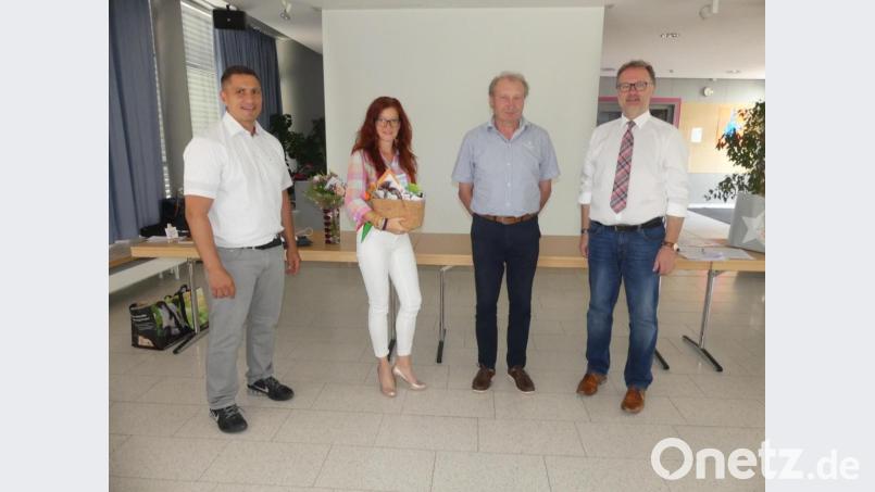 Wolfgang Bodensteiner und Marcus Gradl verabschieden Anja Bräu und Gerhard Götzl. Bild: rn