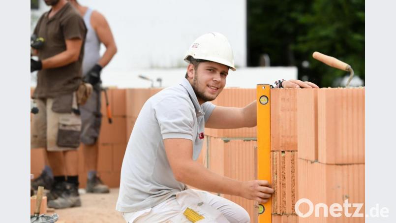 Maßarbeit: Das Handwerk läuft auch in Coronazeiten einigermaßen gut. Bild: Tobias Hase/dpa