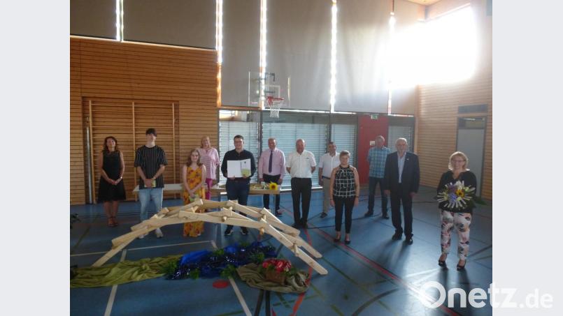 Den besten Absolventen der Mittelschule (vorne, von links) Sebastian Ittmann, Jasmin Kleemann und Sebastian Bertl gratulierten Rektor Günther Paul (Sechster von rechts), Konrektorin Katharina Achtert (links), Lehrerin Heike Weber (rechts), die Bürgermeister Ludwig Biller, Hans Beutner, Siegfried Jann, Gerhard List (hinten, von rechts), die Elternbeiratsvorsitzenden Karin Bertl und Petra Franke (Vierte und Neunte von links). Bild: bk