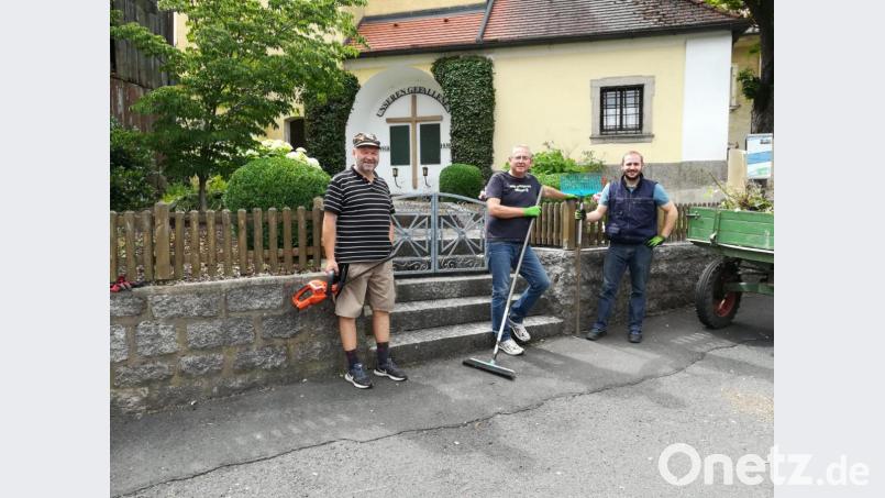 Im Bild: (von links) Kassier Josef Hecht, OWV-Vorsitzender Bernd Schwamberger und Tobias Schwamberger. Bild: exb