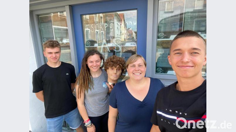 Im Escape Room sollte man auf keinen Fall den Kopf verlieren. Vielmehr ist ein kühler Kopf gefragt. Niklas Kuhn, Paula Haberberger, Ilona Sommer, Moritz Trautmann (von links) haben sich spannende Rätsel einfallen lassen. Bild: Moritz Trautmann