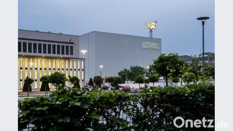 Der Tönnies-Schlachtbetrieb in Rheda-Wiedenbrück. Forscher haben einen möglichen Corona-Superspreader in der Rinderzerlegung des Betriebs ausgemacht. Bild: Guido Kirchner/dpa