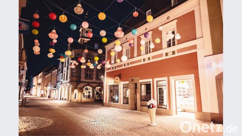 Buntes Amberg – auch nachts. Die Sommeraktion des Stadtmarketingvereins macht’s möglich. Bild: Michael Golinski