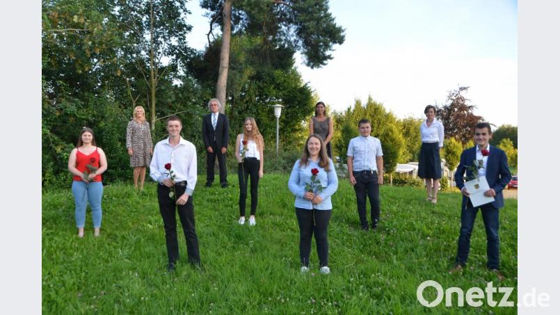 Simon Grötsch aus Spielberg (rechts) gehört mit einem Notendurchschnitt von 2,0 mit zu den besten Quali-Absolventen des Landkreises und erhält extra eine Urkunde, da die Auszeichnung heuer im Landratsamt leider Corona zum Opfer fiel. Laura Hierold aus Lohma (vorne, Mitte) und Maximilian Lehner aus Waldau (Dritter von links) überzeugen beide mit einem Schnitt von 2,1. Bild: dob