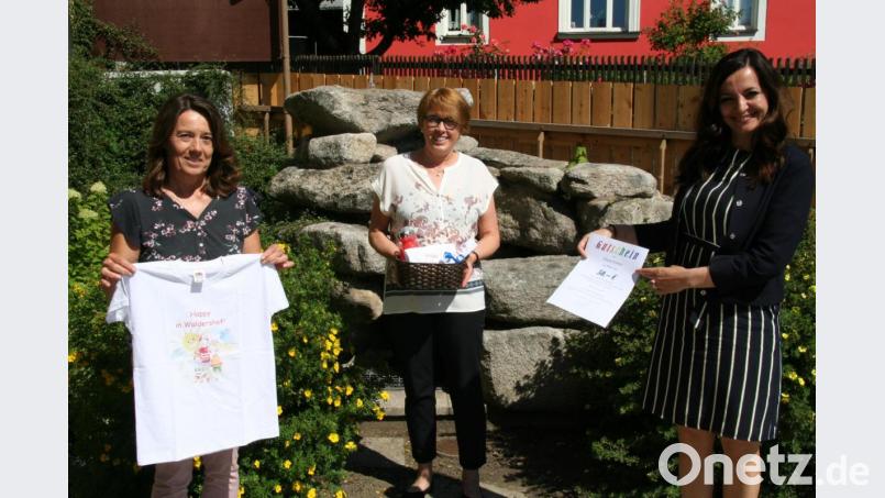 Auch heuer gibt es in Waldershof ein Schulstarterpaket: Im Bild von links Brigitte Pirner von der Stadtverwaltung, stellvertretende Schulleiterin Christa Besold und Bürgermeisterin Margit Bayer. Bild: fpoz