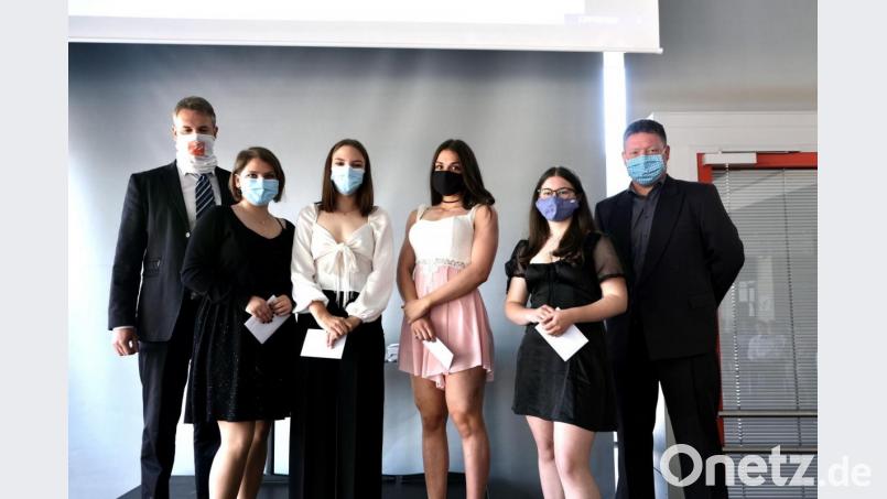 Vier Mädchen schafften die besten Schulabschlüsse an der Staatlichen Realschule (von links): Erika Deichmann, Noa Härlin, Paula Gleixner und Pauline Meiller. Ihnen gratulierten die stellvertretenden Schulleiter Andreas Rupprecht (links) und Michael Brunner. Bild: usc