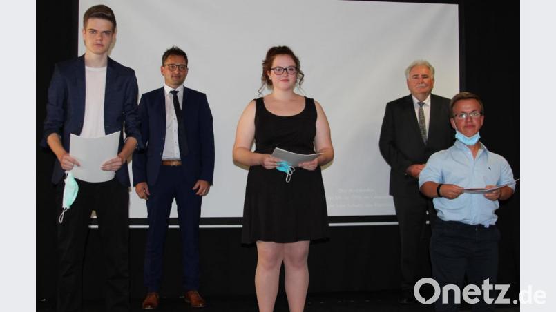 Die Prüfungsbesten der neunten Klassen sind (vorne, von links) Julian Waidhas (9 b), Alecia Zandt (9 a), und Michael Zahn (9 a). Es gratulierten (hinten, von links) Rektor Jürgen Bayer und Zweiter Bürgermeister Peter Gold. Bild: heb