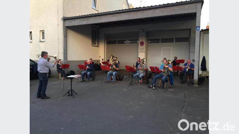 Unter Leitung von Bernhard Meiler trafen sich die Musiker der Blaskapelle Oberwildenau nach der Corona-Zwangspause zur ersten Probe im Freien. Bild: exb