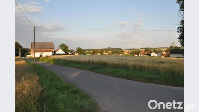 Zwischen dem landwirtschaftlichen Anwesen (links) und dem Einzelanwesen (rechts) soll in Ramlesreuth mittels zweier Bauparzellen ein Lückenschluss erfolgen. Bild: ak