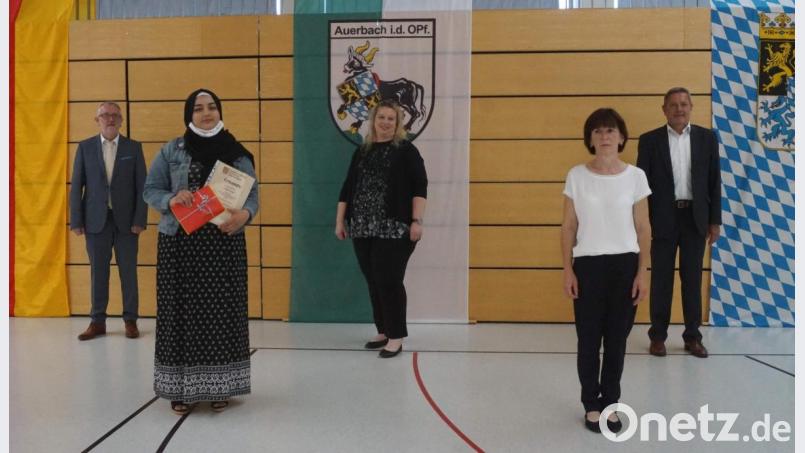 Die besten Quali-Abschlüsse in der Klasse 9a: haben Aisha Srooji (Zweite von links) und Souad El Bakkali (nicht im Bild) geschrieben. Mit ihnen freuen sich (von links) Rektor Ferdinand Höllerer, Elternbeiratsvorsitzende Simone Frohnhöfer Lehrerin Birgit Hund und Bürgermeister Joachim Neuß. Bild: Mittelschule Auerbach/exb