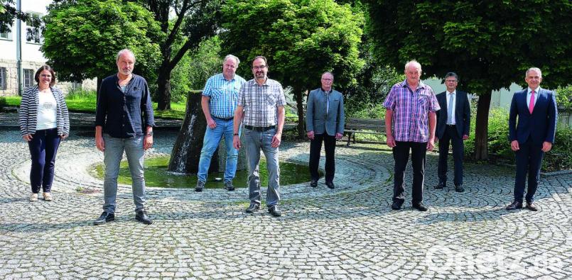 Bei der Verabschiedung waren dabei (von links) die Fachbereichsleiterin Soziale Dienste, Astrid Bösl, Stefan Zwerenz, der Sachgebietsleiter der Informationstechnik, Stefan Kleber, Alfred Pappenberger, Personalrat Max Bindl, Gerhard Möhrlein , Personalchef Walter Brucker und Landrat Roland Grillmeier. Bild: Stefan Malzer, Landkreis Tirschenreuth/exb