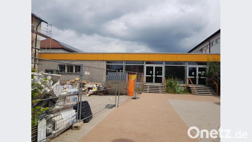 Das Dach der Pausenhalle der Grundschule Moosbach wird saniert. Noch nicht entscheiden wollen die Gemeinderäte über die künftige Größe der Fenster der Pausenhalle (auf dem Bild der ebenerdige Zwischenbau). Bild: gi