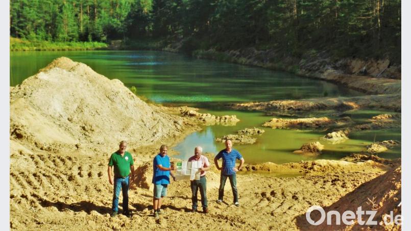 Der Anfang für das Flachwasser-Biotop ist geschafft. Fritz Kick vom Fischereiverein Etzenricht, Richard Suttner, als Eigentümer der Sand- und Kiesgrube, sowie Adolf Küblböck und Jens Georgi von der LBV-Ortsgruppe Weiherhammer (von links) hoffen beim Ortstermin auf eine gute Zeit für Tiere und Pflanzen. Bild: jml