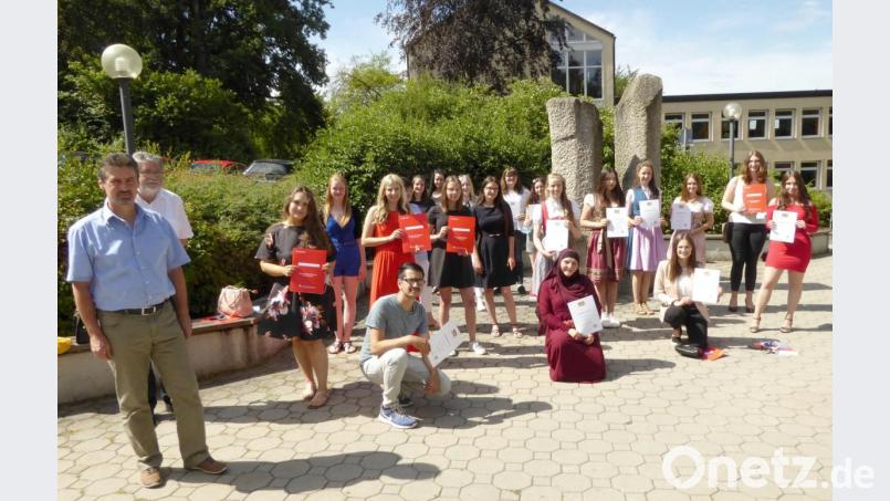 Die besten der drei Berufsfachschulen freuen sich mit Studiendirektor Bernhard Gissibl (links) und dem kommissarischen Schulleiter, Studiendirektor Reiner Butz (2. von links) über ihren erfolgreichen Abschluss. Bild: fsb