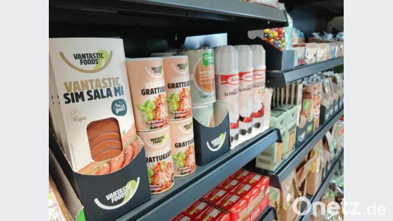 Die Eigenmarke Vantastic Foods hat unter anderem auch vegane Salami und Parmesan im Angebot. Bild: anv