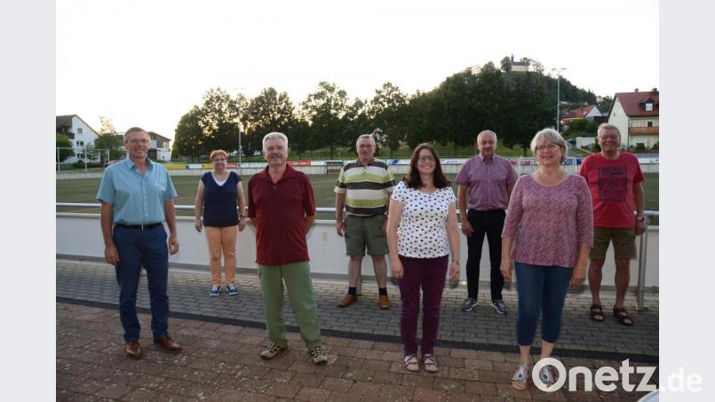 Das Vereinskartell wählt einen neuen Vorstand mit Vorsitztenden Bürgermeister Reinhard Sollfrank Stellvertreter Franz Bringer, Kassier Barbara Schäfer, Schriftführerin Sonja Reichold (vorne, von links), den Beisitzern Cornelia Schreffl und Alfons Steiner (hinten, von links) sowie Herbert Piller und Max Simmerl als Kassenprüfer (hinten, von rechts). Bild: bey