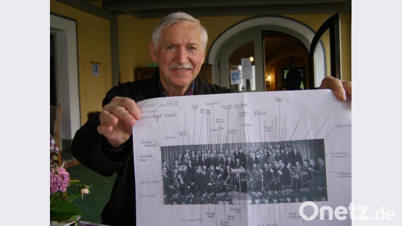 Nicht leicht macht es sich Josef Reindl bei seiner Arbeit in den Archiven. Hier hat der ehemalige Leiter der Mittelschule Mitterteich ein Bild, das bei einem Konzert des Männergesangvereins Waldsassen und des Waldsassener Kammermusikkreises entstanden ist. Den jeweiligen Gesichtern sind die Namen zugeordnet. Bild: pz