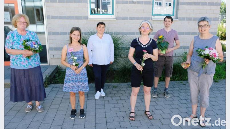 &quot;Stühlerücken&quot; in der Offenen Ganztagsschule am Gymnasium: Gleich fünf Fachkräfte hören auf. Im Bild bei der Verabschiedung: (von links) Claudia Neumann, Tamara Klose, OGS-Leiterin Tatjana Hoff, Isabelle Bertin, Martin Brunhuber und Eugenie Trötsch. Bild: do