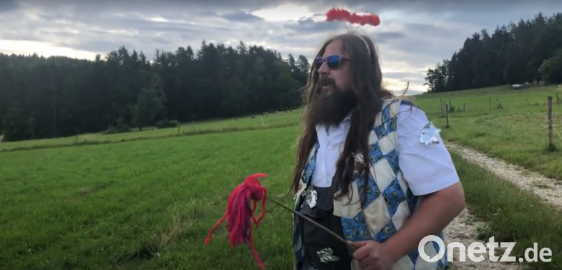 Helmut, als die Fee, bei seiner verzweifelten Suche nach den Disco-Bauern. Bild: lei