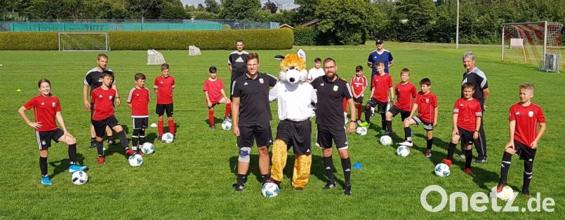Der &quot;Fußballfuchs&quot; im Kreis der D-Junioren wird künftig durch die Großgemeinde Vohenstrauß streifen und für die Jugendmannschaften der Spielvereinigung Vohenstrauß werben. Ronny Tölzer (vorne rechts) und Xaver Mittelmeier (vorne links) hoffen auf viele neue Nachwuchsfußballer. Bild: ck