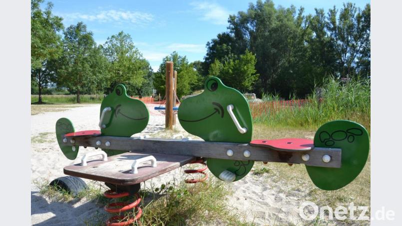 Spielgeräte, wie diese Wippe, die nicht am Wasser stehen, dürfen genutzt werden. Zudem ist der Kiosk offen. Bild: tk