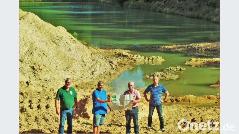 Der Anfang für das Flachwasser-Biotop ist geschafft. Fritz Kick vom Fischereiverein Etzenricht, Richard Suttner, als Eigentümer der Sand- und Kiesgrube, sowie Adolf Küblböck und Jens Georgi von der LBV-Ortsgruppe Weiherhammer (von links) hoffen beim Ortstermin auf eine gute Zeit für Tiere und Pflanzen. Bild: jml