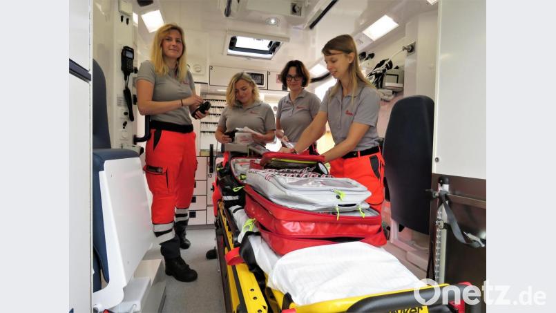 Nicht nur im Sanitätsbereich des Rettungswagens sind Anna Pollingerl, Alexandra Beck, Luise Kerschbaum und Katharina Storm (von rechts) Fachfrauen durch und durch. Sie fahren das Fahrzeug auch selbst. Bild: ubb