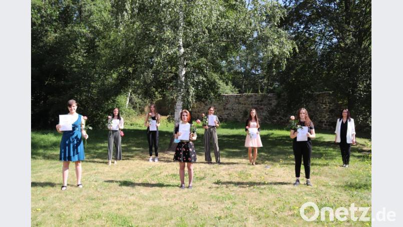 Die besten Absolventinnen der Klasse 10a. Lisa Schmeller (Dritte von links) erzielte mit ihrem Schulabschluss das zweitbeste Ergebnis (1,33) ihres Jahrgangs. Bild: exb