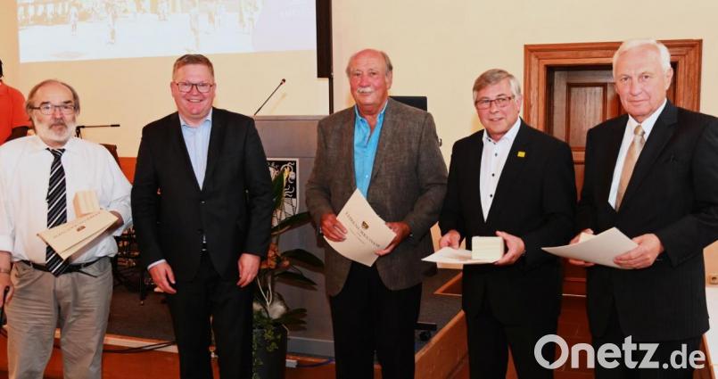 Jeweils 30 Jahre sind Helmut Wilhelm (links), Konrad Wilfurth (rechts), Dieter Mußemann (Zweiter von rechts) und Dieter Amann (Mitte) Stadträte. Oberbürgermeister Michael Cerny überreichte Urkunden und ein Präsent. Bild: gf