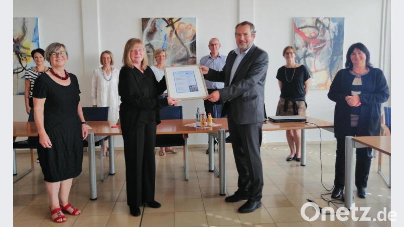 Zur Übergabe der Urkunde des Bayerischen Stadtmarketingpreises trafen sich (von links) Tanja Ficht, Netzwerk-Vorsitzende Gisela Westiner, Sabine Gebhardt, Elisabeth Troidl, Doris Maier, Johann Kreckl, Bürgermeister Frank Zeitler, Martina Hölzl und stellvertretende Landrätin Birgit Höcherl im Rathaus. Bild: anv
