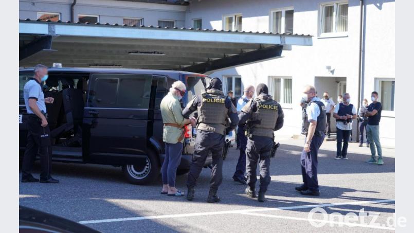 Beamte der tschechischen Ausländerpolizei und des tschechischen SEK bringen den Beschuldigen Karl-Heinz R. (hellgrünes Hemd) zur Bundespolizeiinspektion Waidhaus (Koordinationsbereich Rückführung) und übergeben dort den mutmaßlichen Doppelmörder an die Kripo Amberg. Bild: Bundespolizei