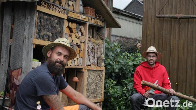 Alois Hösl und sein Bruder Wolfgang (von links) haben ein großes Insektenhotel errichtet. Bild: gra