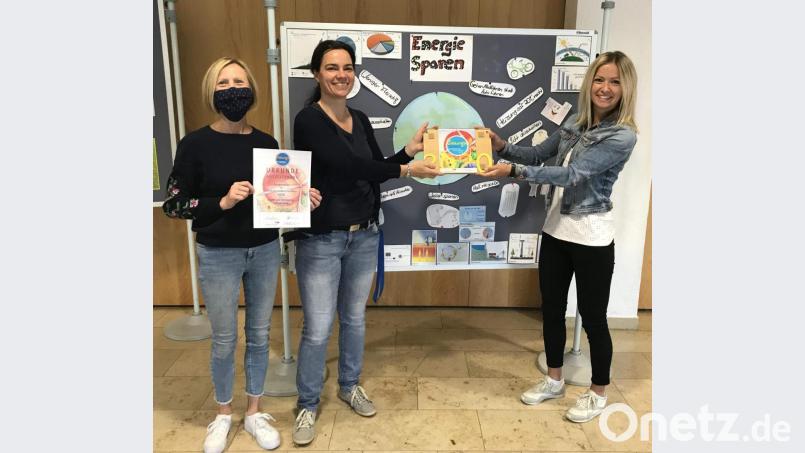 Rektorin Gabriele Krettner (links) und die Umweltbeauftragte der Schule, Maria-Teresa Kellner (Mitte), freuen sich über die Auszeichnung als „Energieschule im Landkreis Amberg-Sulzbach“, die ihnen durch Linda Trager (rechts) vom ZEN Ensdorf überreicht wurde. Bild: u