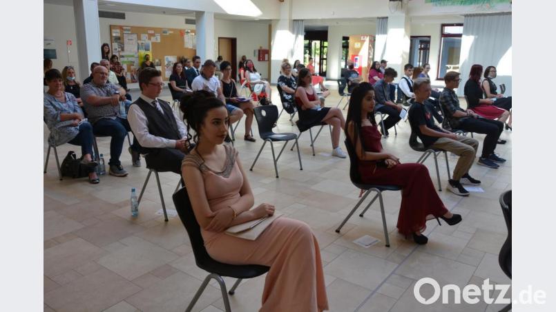 Das Bild zeigt einen Teil der Absolventen der Mittelschule Waldsassen, natürlich in gebotenem Abstand. Bild: jr