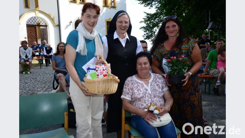 Sandra Putzer, Schwester Maria und Bettina Prem (von links) verabschieden &quot;ihre&quot; Putzfrau Rosmarie Stauber nach 29jähriger Tätigkeit im Kindergarten St. Elisabeth. Bild: bey