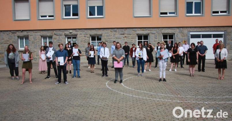Ihren Abschied von der Mittelschule nahmen die Jugendlichen aus den Klassen GTK 9 und M 10 am Freitagvormittag. Anschließend wurde gefeiert. Das Fest organisierte der Elternbeirat. Bild: wro