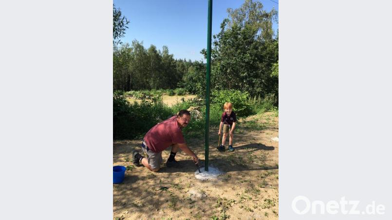 Die Arbeiten am Kleinspielfeld der DJK Neuhaus schreiten voran. Bild: kap