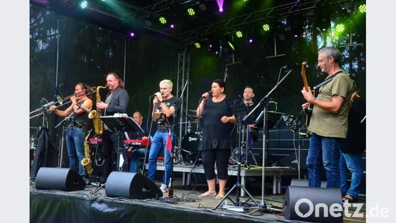 Beste Unterhaltung am Freitagabend auf der &quot;Eventwiesn&quot; mit der &quot;King-Size Combo&quot; um Bandleader Markus König. Bild: Kunz