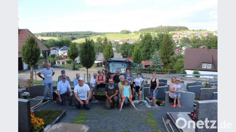 Zahleiche freiwillige Helfer rückten dem Unkraut im Friedhof zu Leibe. Bild: soj