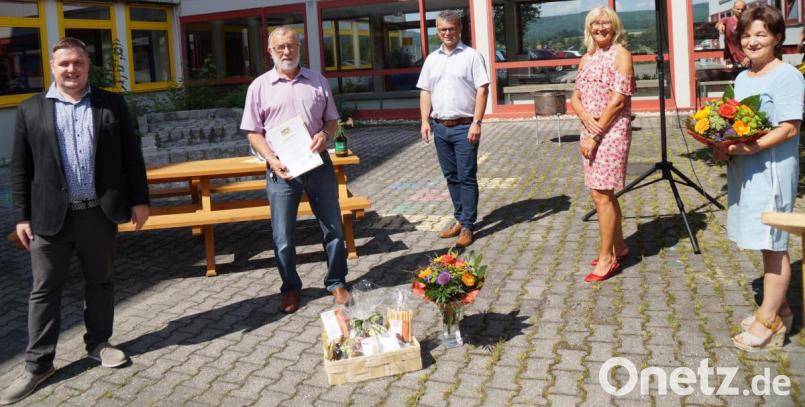 Schulleiterin Irene Träxler und ihr Stellvertreter Markus Binder (links) dankten zusammen mit Bürgermeister Martin Birner (Mitte) Johann Graßl und Margarete Zwicknagel (rechts) für ihr großes Engagement an der Schule und verabschiedeten sie in den Ruhestand. Bild: weu