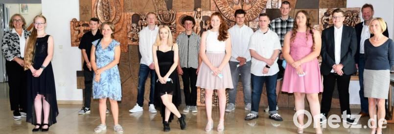 Für sie beginnt ein neuer Lebensweg, 12 ausscheidende Neuntklässler der GMS Freudenberg mit ihrer Klassenlehrerin Andrea Widder (links) und Bürgermeister Alwin Märkl, Rektorin Gabriele Krettner (rechts). Bild: sche