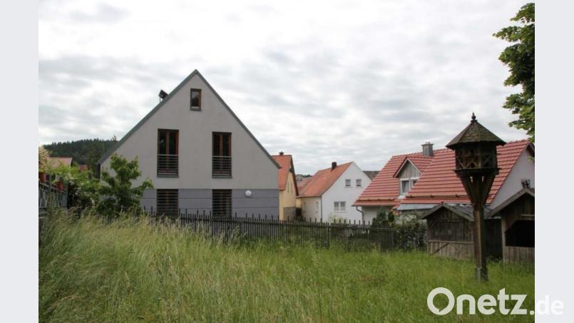 Durch den Kauf des ehemaligen Raiffeisengebäudes (links) sicherte sich die Gemeinde Gleiritsch auch die weitere Nutzung des rückwärtigen Gartens. Bild: sgs
