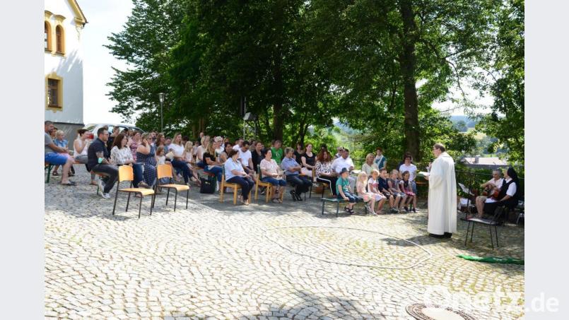Erstmals feierte der Kindergarten St. Elisabeth seinen Abschlussgottesdienst zum Ende des Kindergartenjahres auf dem Kreuzbergplateau. Bild: bey