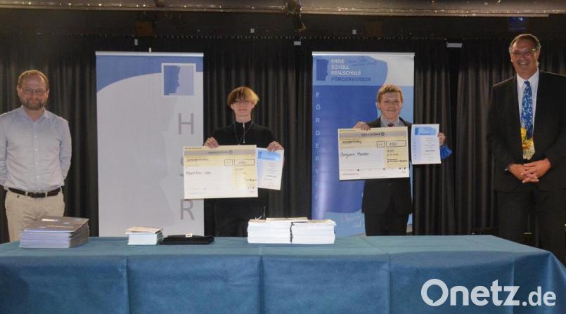 Der Vorsitzende des Fördervereins, Martin Stich (links), und Schulleiter Michael Meier (rechts) gratulieren dem Einser-Absolventen Maximilian Völkl (Zweiter von links) und Benjamin Meister zum Erfolg. Bild: Kunz